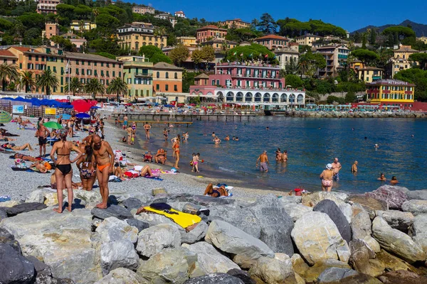 Santa Margherita Ligure, Italia - 13 de septiembre de 2019: La gente en la playa de Santa Margherita Ligure — Foto de Stock