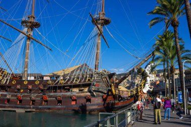 Cenova, İtalya - 11 Eylül 2019: Cenova Porto Antico, İtalya'da Galeone Neptün korsan gemisi.