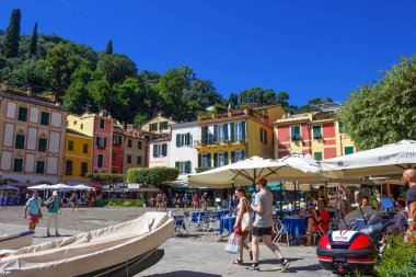 Portofino, İtalya - 13 Eylül 2019: Portofino, Liguria, İtalya 'da renkli evleri olan güzel körfez