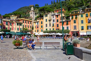 Portofino, İtalya - 13 Eylül 2019: Portofino, Liguria, İtalya 'da renkli evleri olan güzel körfez