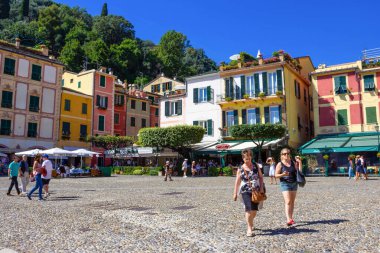 Portofino, İtalya - 13 Eylül 2019: Portofino, Liguria, İtalya 'da renkli evleri olan güzel körfez