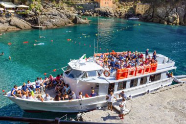 San Fruttuoso Manastırı, İtalya - 17 Eylül 2019: planlanan gemi yolcuları kalkışa hazırlanıyor