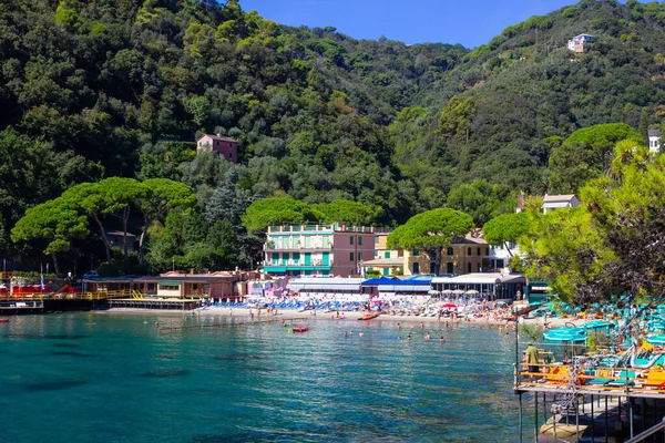 Beach known as paraggi near portofino in genoa on a blue sky and sea background — Stock Photo, Image