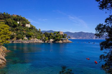 Mavi gökyüzü ve denizin zemin üzerine Cenova'da portofino yakınındaki paraggi olarak bilinen beach