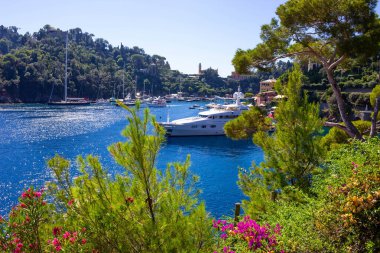 İtalya 'da Portofino yakınlarında deniz kenarındaki villalar