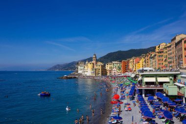 Camogli, İtalya - 15 Eylül 2019: Güneşli yaz gününde insanlar Camogli plajında dinleniyor