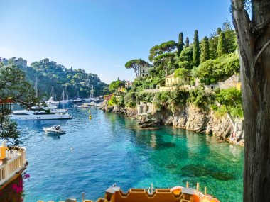 İtalya 'da Portofino yakınlarında deniz kenarındaki villalar