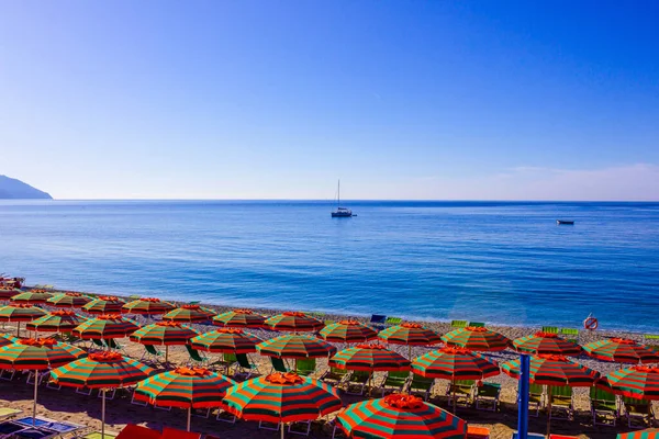Panorama de Monterosso al Mare Beach, en temporada de verano — Foto de Stock