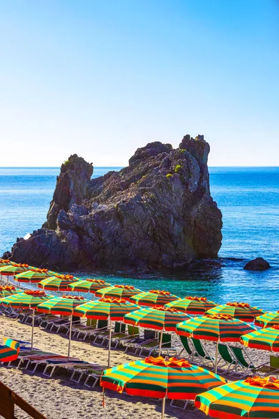 Panorama de Monterosso al Mare Beach, en temporada de verano — Foto de Stock