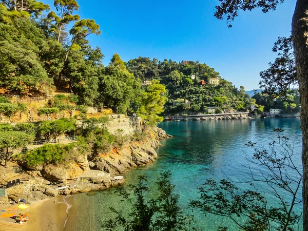 Praia conhecida como paraggi perto portofino em genoa em um céu azul e fundo do mar — Fotografia de Stock