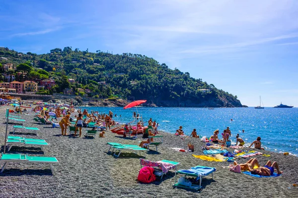 Bonassola, La Spezia, Liguria, Italy - September 14, 2019: The people resting at beach Bonassola. — Stock Photo, Image
