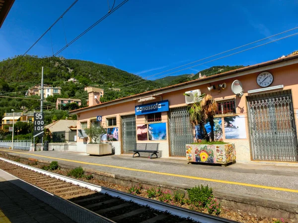 Bonassola, La Spezia, Liguria, Olaszország - 2019. szeptember 14.: A vasútállomás — Stock Fotó