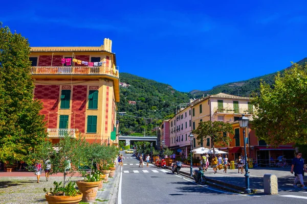 Bonassola, La Spezia, Liguria, Italy - 14 вересня 2019: Люди відпочивають на пляжі Бонасола. — стокове фото