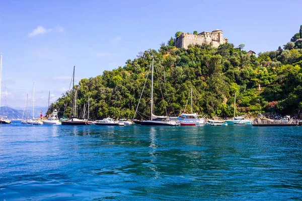 Antiguo castillo medieval, situado en una colina cerca del puerto de Portofino, Italia —  Fotos de Stock