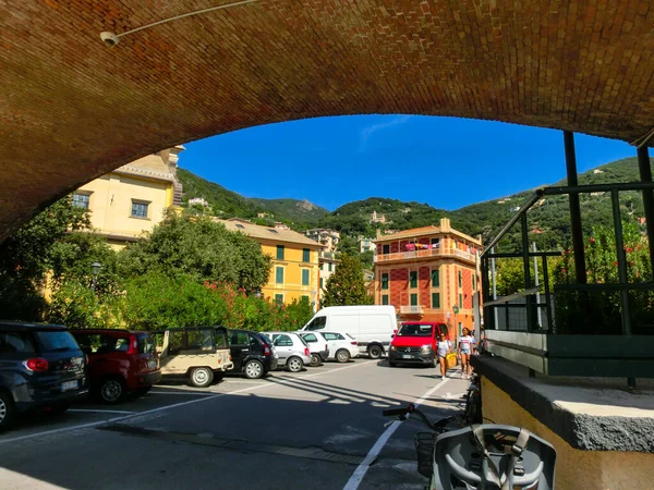 Bonassola, La Spezia, Ligúria, Itália - 14 de setembro de 2019: As pessoas que descansam na praia Bonassola . — Fotografia de Stock