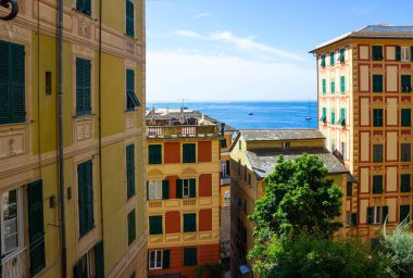 Renkli binalar ve plaj Camogli güneşli yaz gününde, Liguria