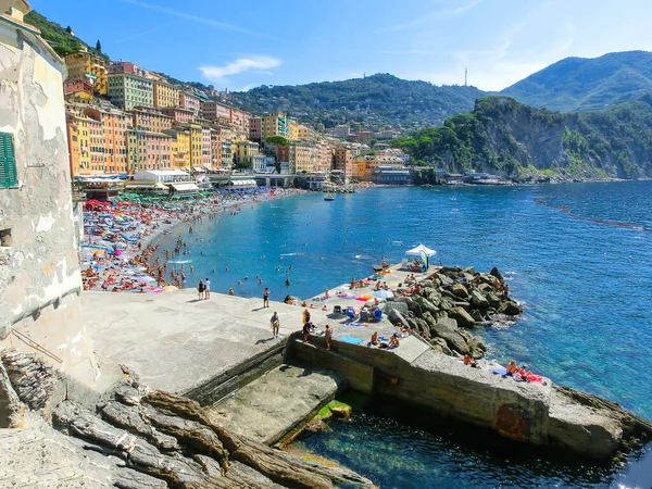 Coloridos edificios y playa en Camogli en el soleado día de verano, Liguria — Foto de Stock