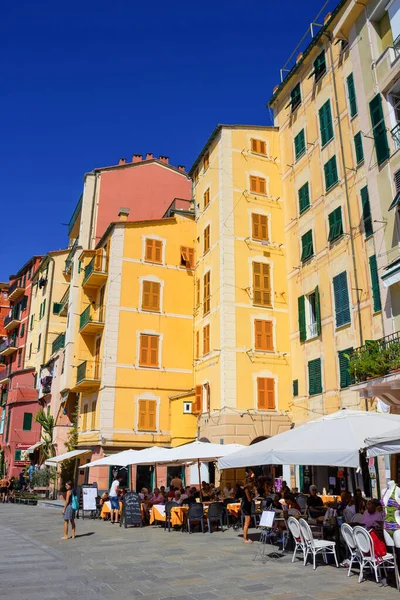 Camogli, Itália - 15 de setembro de 2019: pessoas descansando na praia de Camogli no dia ensolarado de verão — Fotografia de Stock