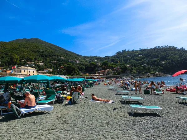 Bonassola, La Spezia, Liguria, Italy - September 14, 2019: The people resting at beach Bonassola. — Stock Photo, Image
