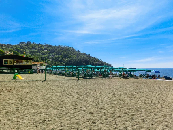 Orang-orang yang beristirahat di pantai Bonassola . — Stok Foto