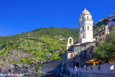 Vernazza, İtalya - 14 Eylül 2019: Vernazza kasabasındaki kumsal, Cinque Terre Ulusal Parkı