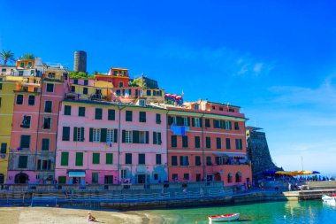 Vernazza, İtalya - 14 Eylül 2019: Vernazza kasabasındaki kumsal, Cinque Terre