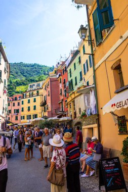 Vernazza, İtalya - 14 Eylül 2019: Vernazza Merkez Caddesi