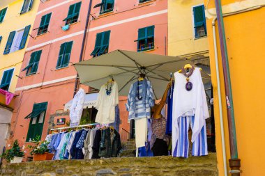 Vernazza, İtalya - 14 Eylül 2019: Vernazza, İtalya 'nın yamaçtaki Vernazza köyündeki dükkan ve butik