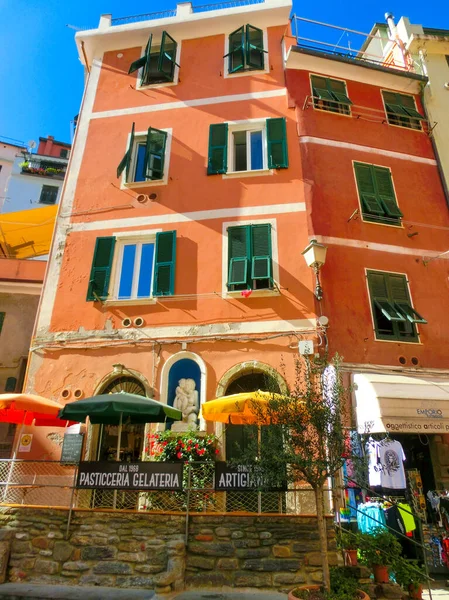 Vernazza, Italië - 14 september 2019: Verkoopstands - winstgevende en populaire vorm van verkoop traditionele souvenirs en geschenken — Stockfoto