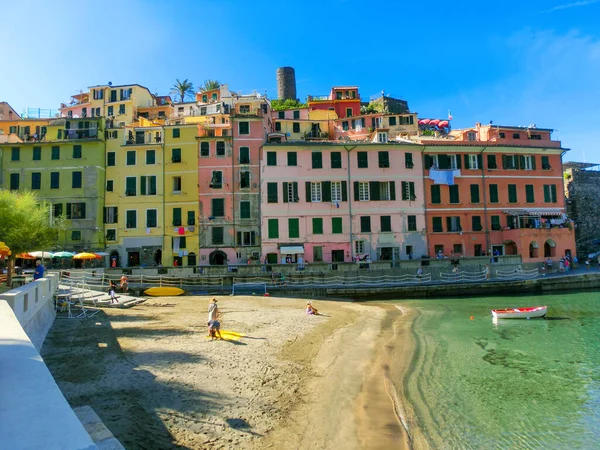 Playa de arena en la ciudad de Vernazza, Parque Nacional Cinque Terre — Foto de Stock