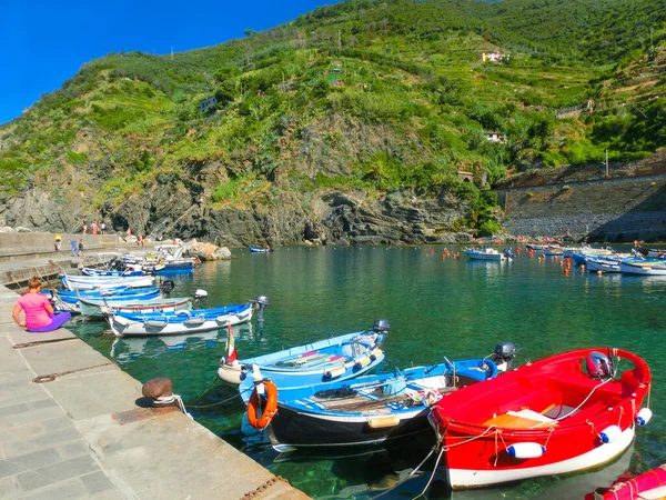Baía de Vernazza com barcos coloridos - Cinque Terre, província de La Spezia, região da Ligúria, Itália — Fotografia de Stock