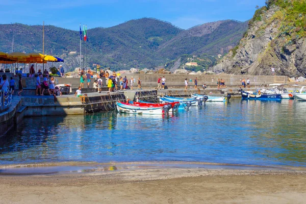 Vernazza, İtalya - 14 Eylül 2019: Vernazza kasabasındaki kumsal, Cinque Terre Ulusal Parkı