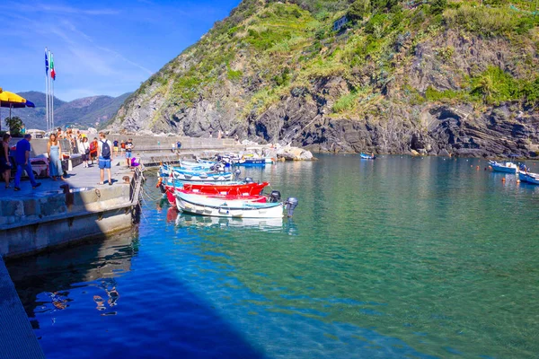 Vernazza, İtalya - 14 Eylül 2019: Renkli Teknelerle Vernazza Körfezi - Cinque Terre, La Spezia Eyaleti, Liguria Bölgesi, İtalya — Stok fotoğraf