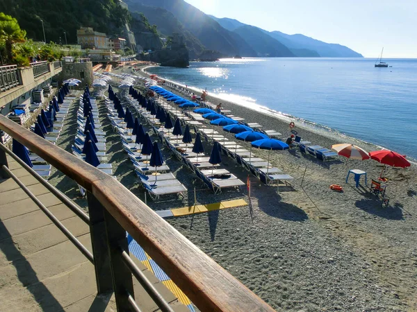 Panorama de Monterosso al Mare Beach, en temporada de verano — Foto de Stock