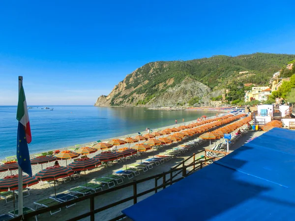 Panoramablick auf den Strand von Monterosso al Mare, im Sommer — Stockfoto