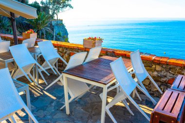 Yaz mevsiminde Monterosso manzarası