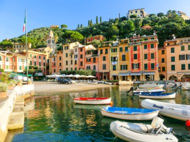 Güzel koyu renkli evlerin Portofino, Liguria, İtalya