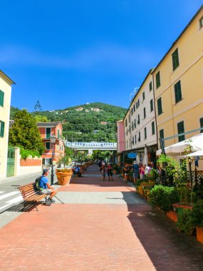 İnsanlar Bonassola plajında dinleniyor..