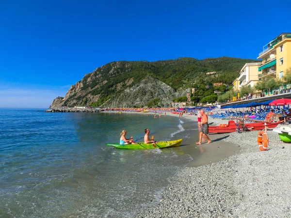 Monterosso, Italy - September 14, 2019: Panorama of Monterosso al Mare Beach, in summer season — Stock Photo, Image