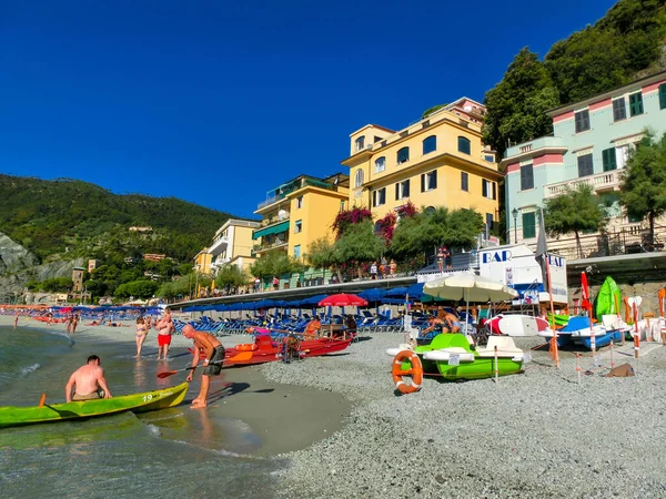 Monterosso, Olaszország - 2019. szeptember 14.: A Monterosso al Mare strand panorámája a nyári szezonban — Stock Fotó