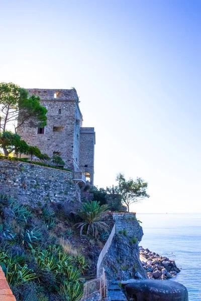 Fortificações de pedra de Monterosso al Mare, uma pequena cidade na província de La Spezia, Ligúria, Itália . — Fotografia de Stock