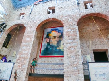 Figueres, İspanya - 15 Eylül 2015: Dali Müzesi 'nin ayrıntıları, 28 Eylül 1974 tarihinde açıldı ve 15 Eylül 2015 tarihinde İspanya' nın Figueras kentinde Salvador Dali 'nin en büyük çalışma koleksiyonuna ev sahipliği yaptı.