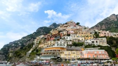 Positano, İtalya - 11 Eylül 2015: 11 Eylül 2015 'te Amalfi Sahili' ndeki Positano plajında dinlenen insanlar
