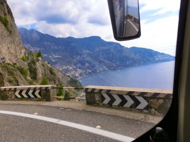Amalfi Sahili boyunca İtalya 'da Positano. Otobüs penceresinden görüntüle