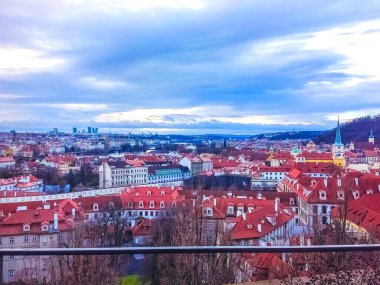 Çek Cumhuriyeti 'nin Prag kentindeki çatıların havadan görünüşü
