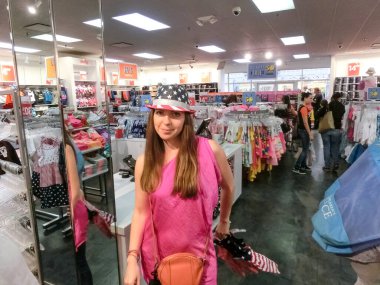 Kakao plajı, ABD - 08 Mayıs 2016: ABD 'nin Cocoa Beach, ABD' deki Dollar Tree mağazasında Bağımsızlık Günü için Amerikan bayrağı malları. Dolar Ağacı, Amerikan indirim mağazaları zinciri.