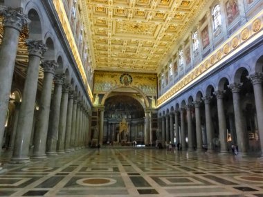 Roma, İtalya - 10 Eylül 2015: Roma 'nın en eski dört büyük bazilikasından biri olan Saint Paul Bazilikasının Tavanı, 10 Eylül 2015