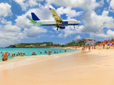 Philipsburg, Sint Maarten, Hollanda - 14 Mayıs 2016: Maho Körfezi 'ndeki plaj dünyanın önde gelen uçak saksı merkezlerinden biridir. Prenses Juliana Havaalanı 'na inen uçaklar plaja gidenlerin üzerinden uçar..
