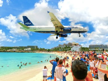 Philipsburg, Sint Maarten, Hollanda - 14 Mayıs 2016: Maho Körfezi plajındaki insanlar. Dünya 'nın en önemli saksı merkezlerinden birisidir. Prenses Juliana Havaalanı 'na inen uçaklar plaja gidenlerin üzerinden uçar..