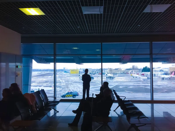 Boryspil Ukraina Listopada 2019 Sylwetki Pasażerów Czekających Lotnisku Boryspilu Ukraina — Zdjęcie stockowe